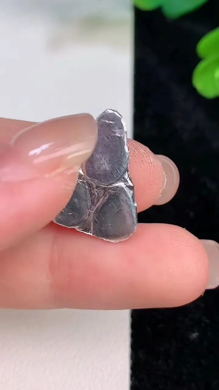 天然A货翡翠葫芦镶嵌件一手，尺寸11.5-7-2.8裸石8.8-7-3，重:0.35g
7月27日