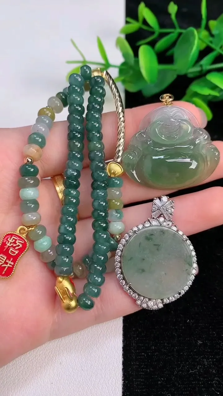 天然A货翡翠佛公吊坠 手串一手，尺寸28.3-32.3-6.5，重:8.24g7月27日
工厂直销收藏佳品,种好水足，色泽均匀，有种有色，上手高大气！