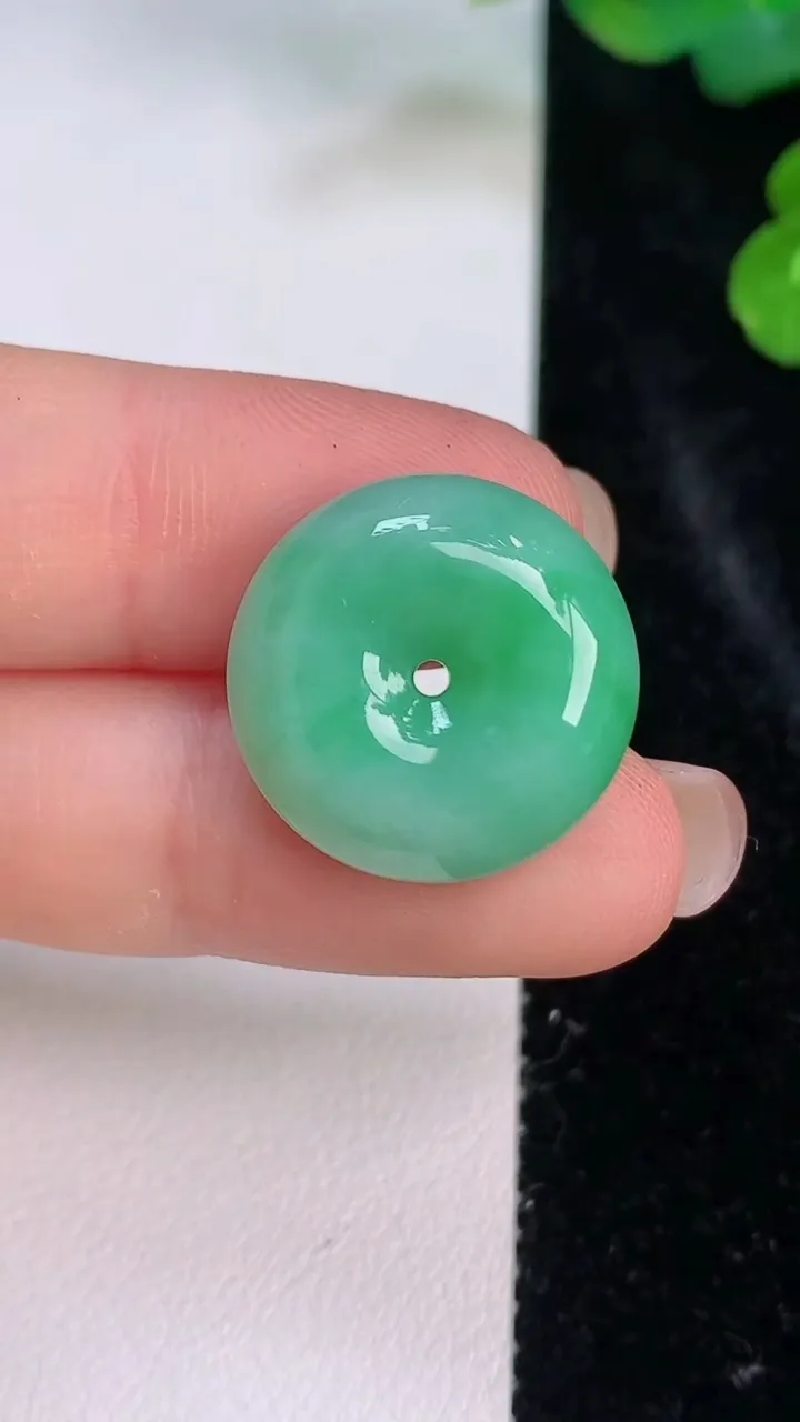 天然A货翡翠平安扣吊坠，尺寸19-6.7，重量:4.86g
7月27日