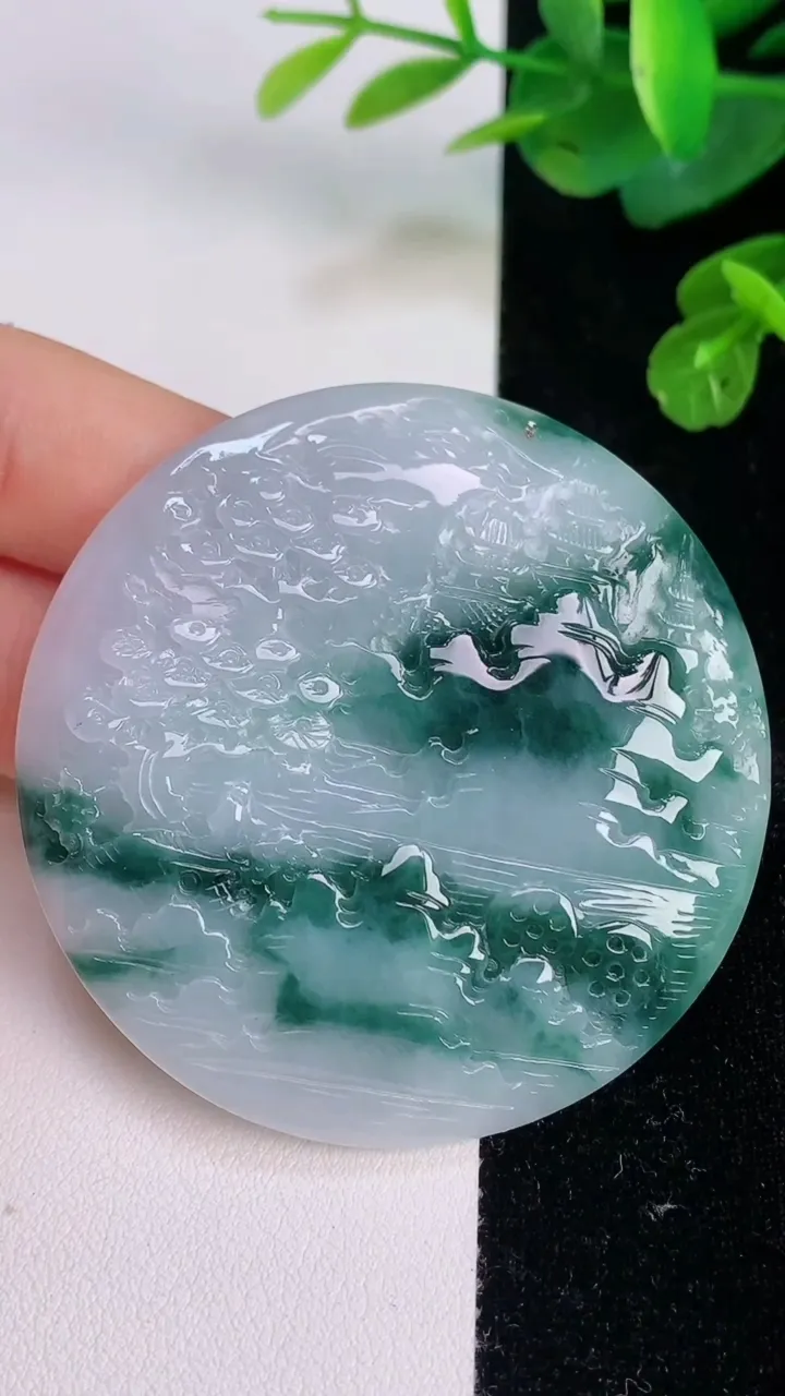 天然A货翡翠牌吊坠，尺寸56.3-6，重量:40.07g
7月27日