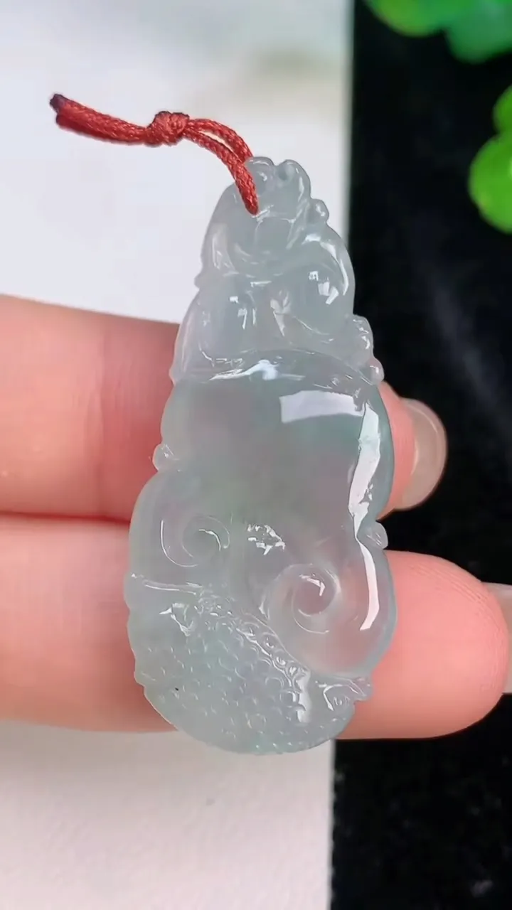 天然A货翡翠冰种飘花如意吊坠，尺寸40-18-4.6，重量:5.77g
7月27日