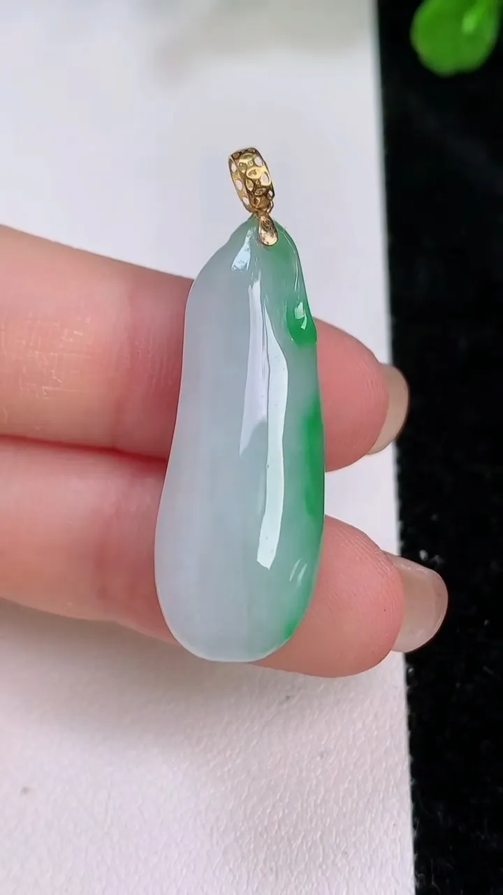 天然A货翡翠福瓜吊坠，尺寸31-12.3-10.3，重量:7.47g
7月27日