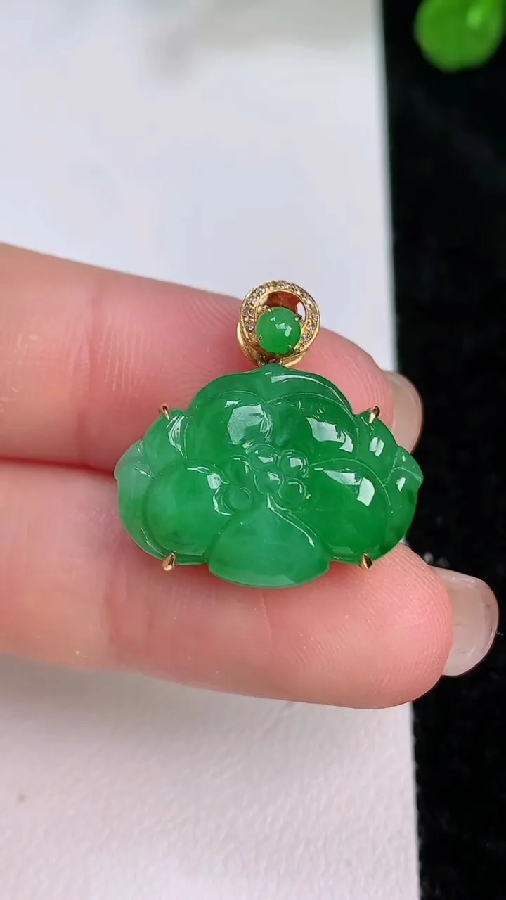 天然A货翡翠和和美美 荷花吊坠，尺寸15-21-6.8，重量:3.81g
7月27日