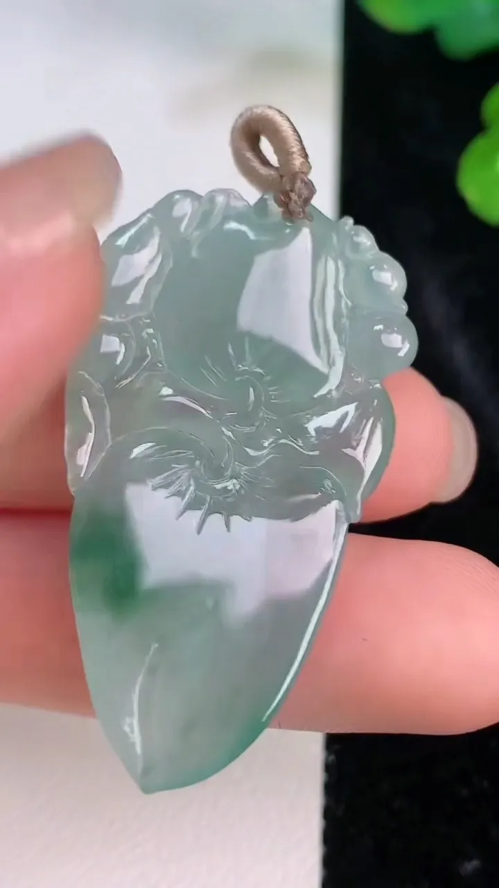 天然A货翡翠冰种飘花福瓜吊坠，尺寸41.7-23.5-5.6，重量:8.35g
7月27日