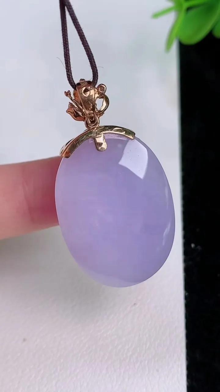 天然A货翡翠18k金紫罗兰鸽子蛋面吊坠，尺寸31-19.8-11.3，重量:12.85g
7月27日