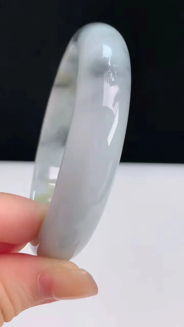 圈口60-61翡翠a货飘乌鸡宽边大圈口手镯尺寸61-13.8-7.7，重:62.45g7月27日