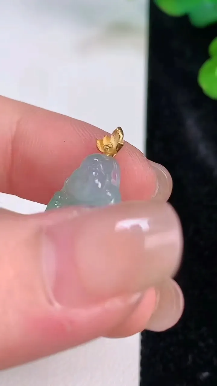 天然A货翡翠布袋佛公吊坠，尺寸18.3-14-4，重量:2.03g
7月27日