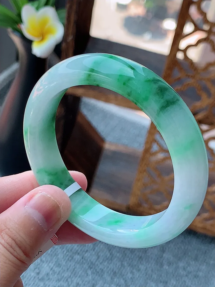 天然A货翡翠淡春彩淡紫罗兰飘绿正装正圈手镯52-53小圈口 尺寸52.5×12.3×8.3mm 重量