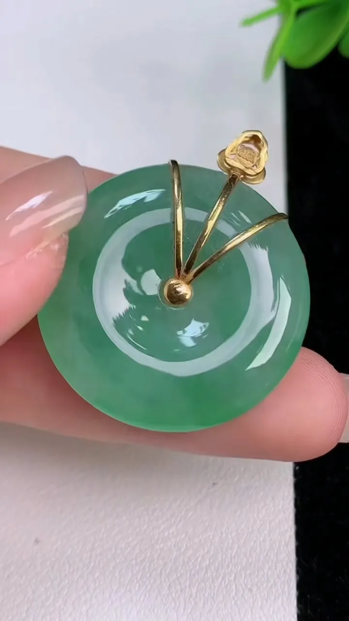 天然A货翡翠平安扣吊坠，尺寸29.6-6，重量:11.30g
7月27日