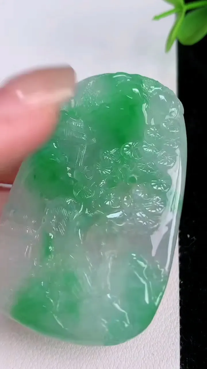 天然A货翡翠山水牌吊坠，尺寸54.6-35.2-5.5，重量:25.38g
7月27日