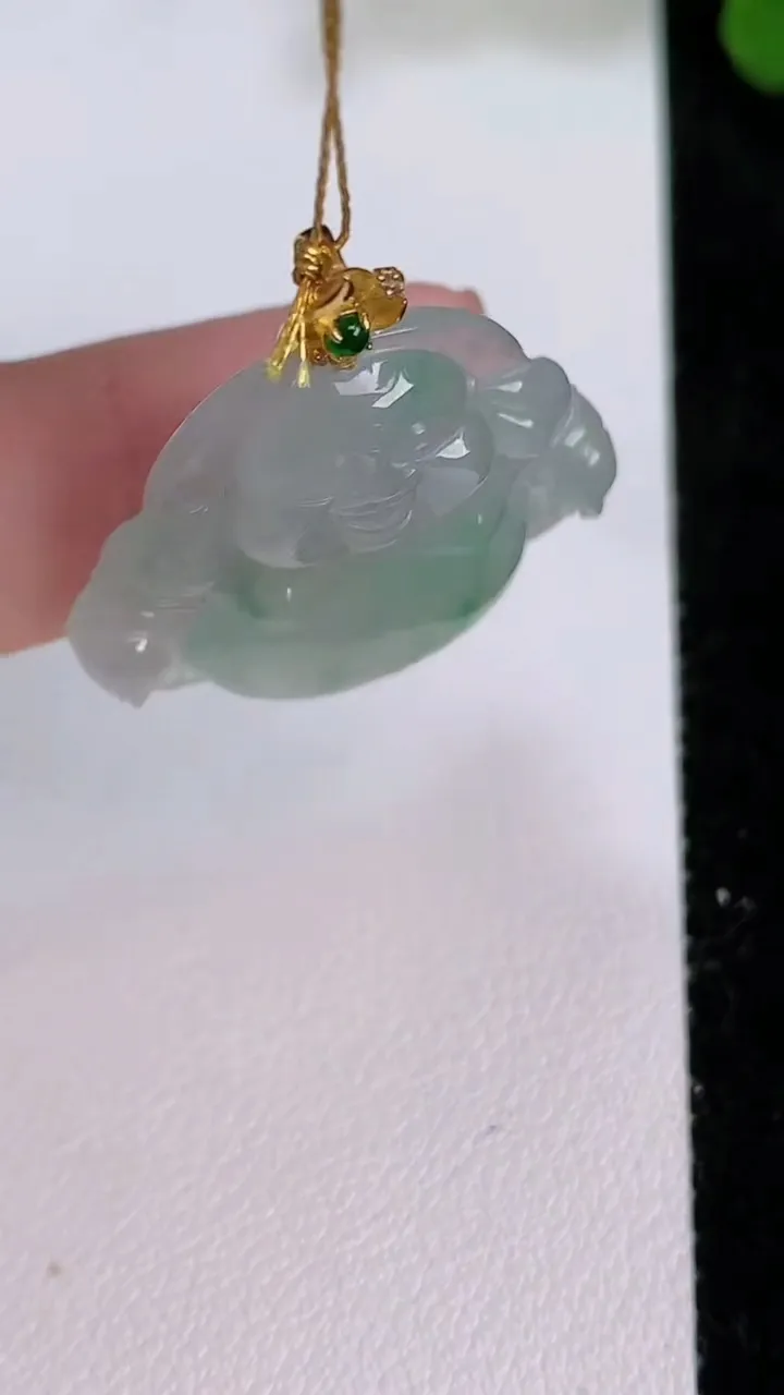 天然A货翡翠种飘花佛公吊坠，尺寸26.3-28-5.5，重量:6.70g
7月27日