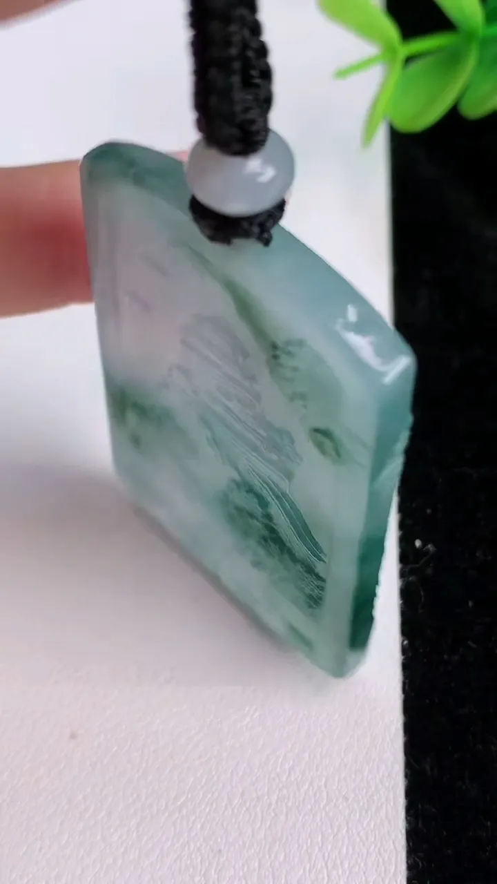 天然A货翡翠牌吊坠，尺寸50.8-34.6-5.5，重量:30.09g
7月27日
