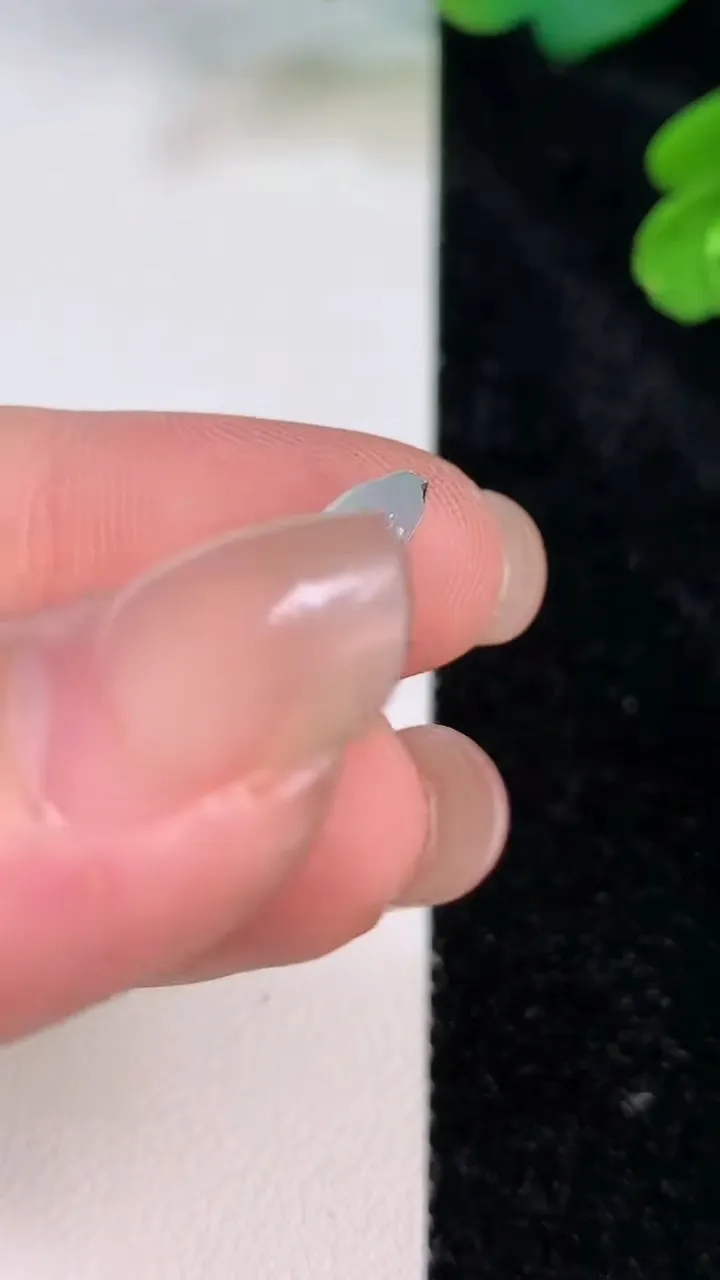 天然A货翡翠葫芦镶嵌件一手，尺寸11.5-7-2.8裸石8.8-7-3，重:0.35g
7月27日