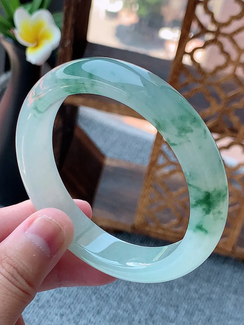天然A货翡翠飘花半山半水正装正圈手镯58-59圈口尺寸58×12.8×8.5mm 重量65.05g 