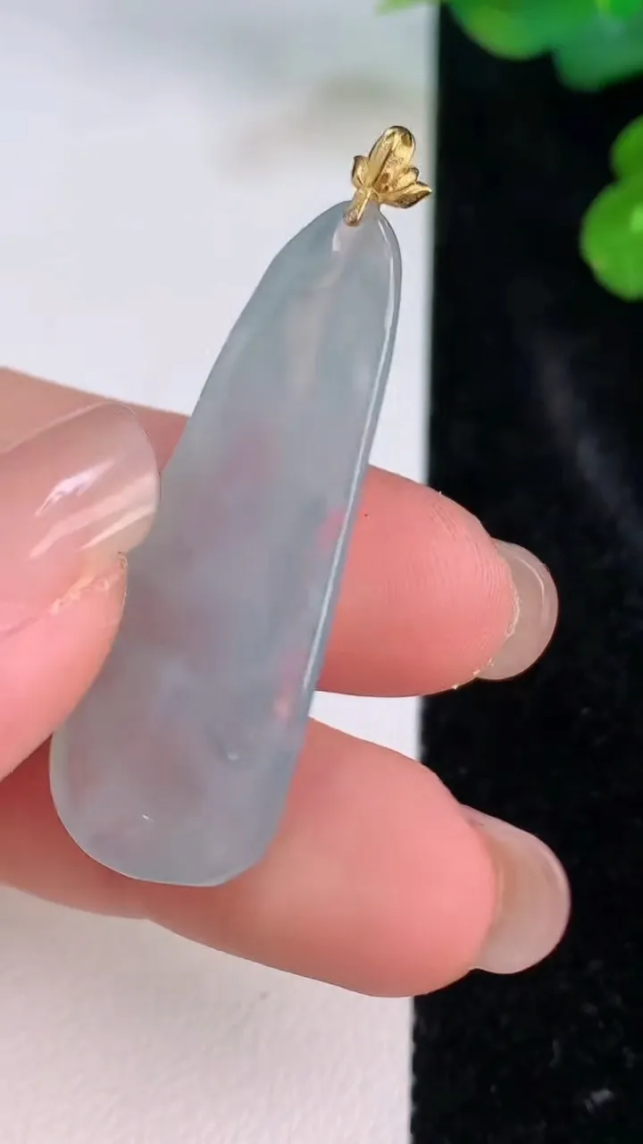 天然A货翡翠原石吊坠，尺寸40-14.6-6，重量:5.55g
7月27日