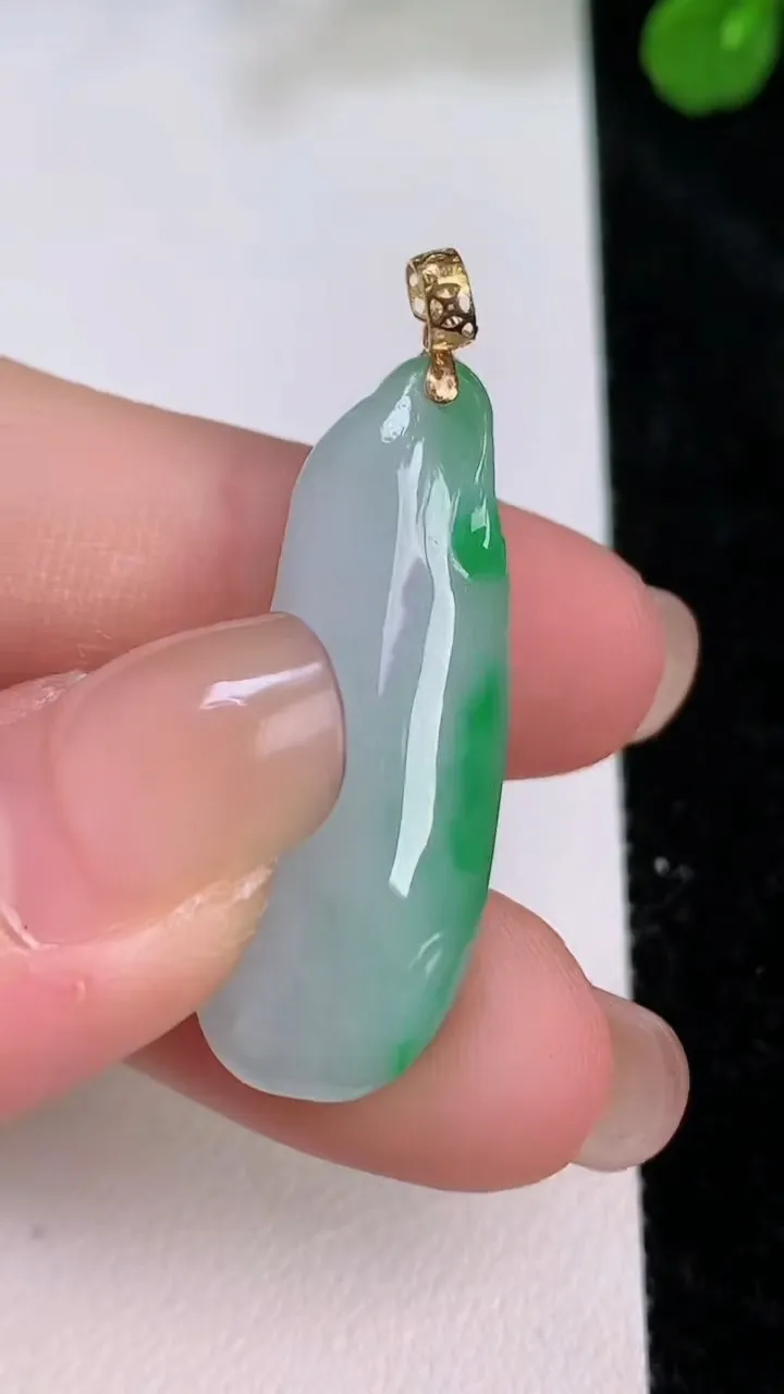 天然A货翡翠福瓜吊坠，尺寸31-12.3-10.3，重量:7.47g
7月27日