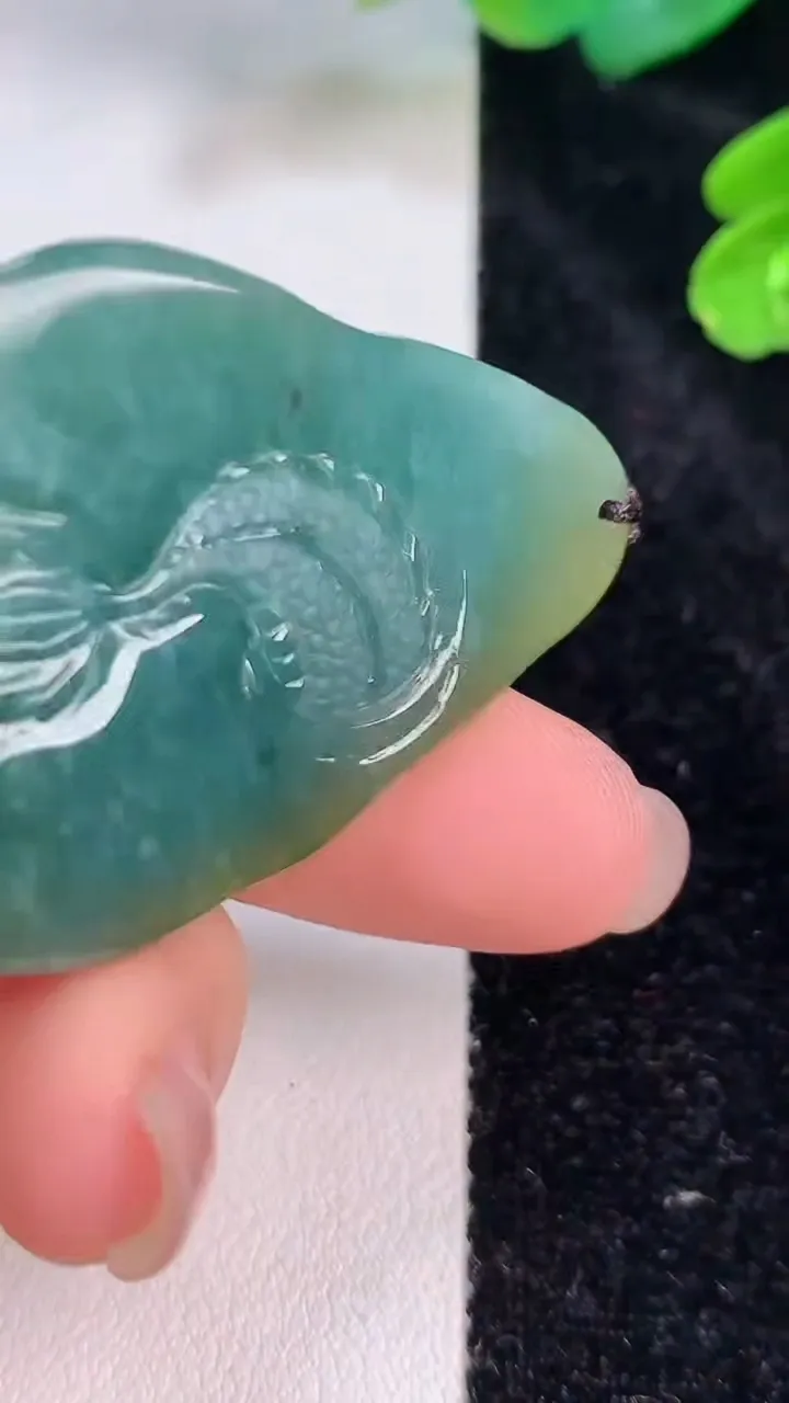 天然A货翡翠蓝水双彩龙牌吊坠，尺寸49-30-9，重:25.33g
7月27日