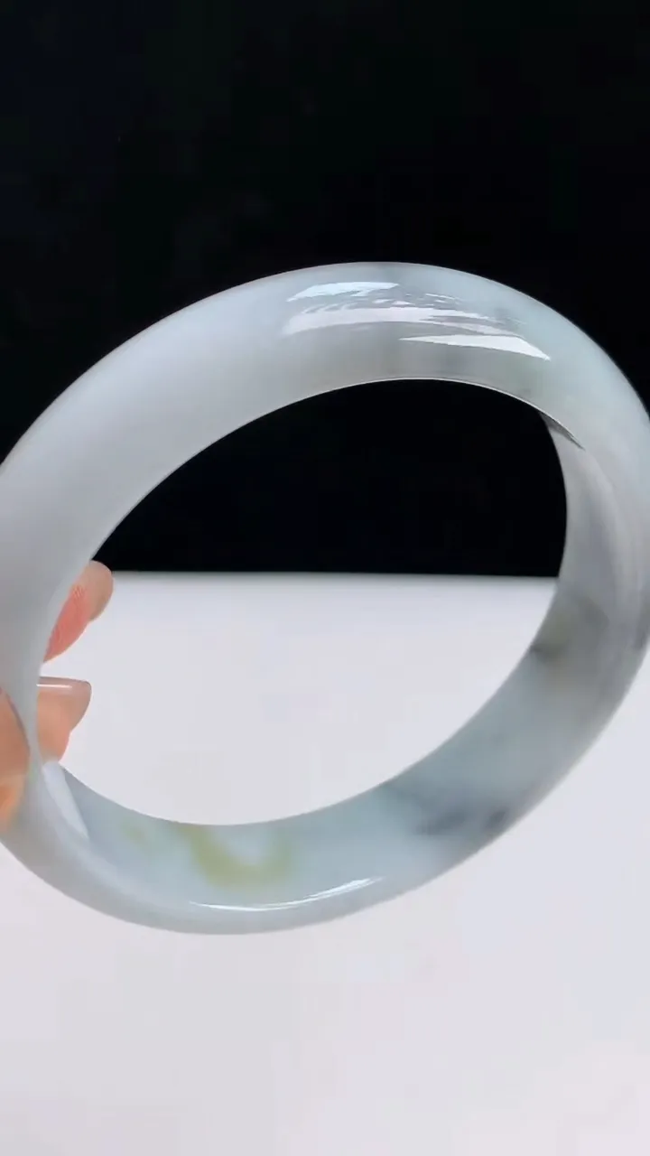 圈口60-61翡翠a货飘乌鸡宽边大圈口手镯尺寸61-13.8-7.7，重:62.45g7月27日