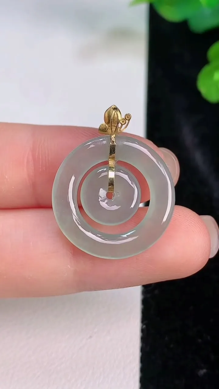 天然A货翡翠母子平安扣吊坠，尺寸20.5-2.3，重量:1.98g
7月27日