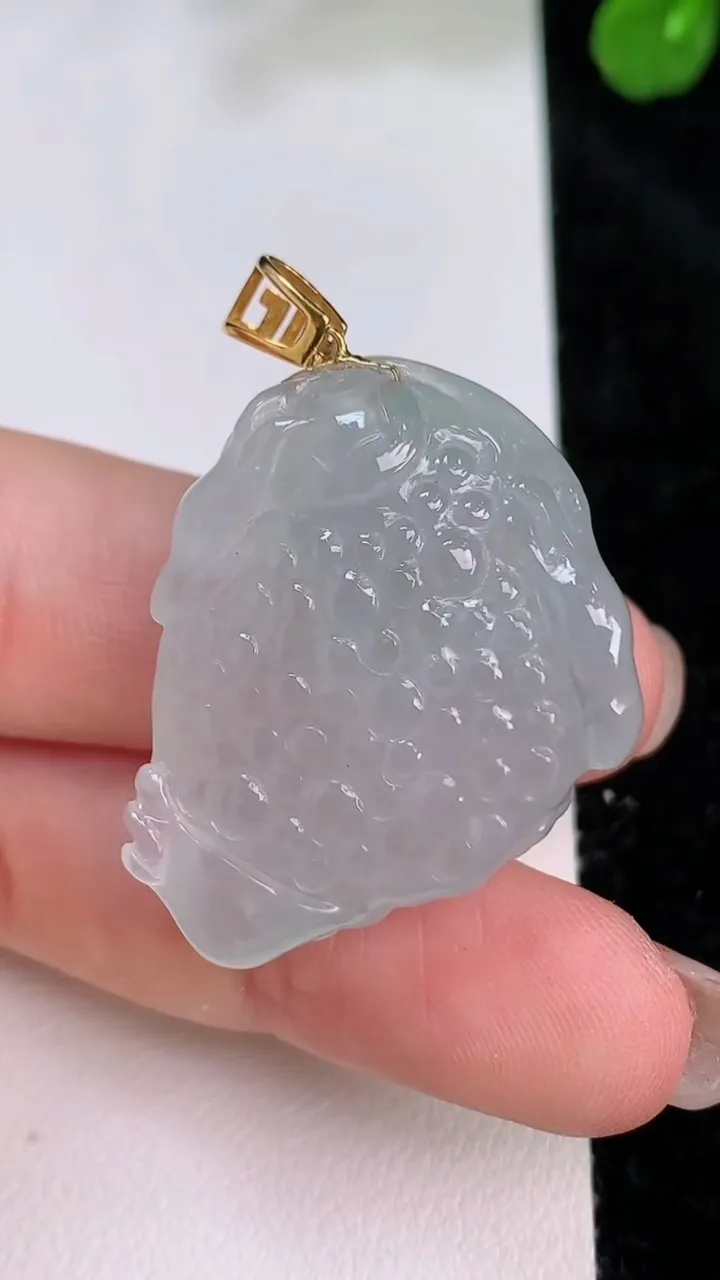 天然A货翡翠种 白冰金蟾吊坠，尺寸26.3-29.2-12.8，重量:15.35g
7月27日