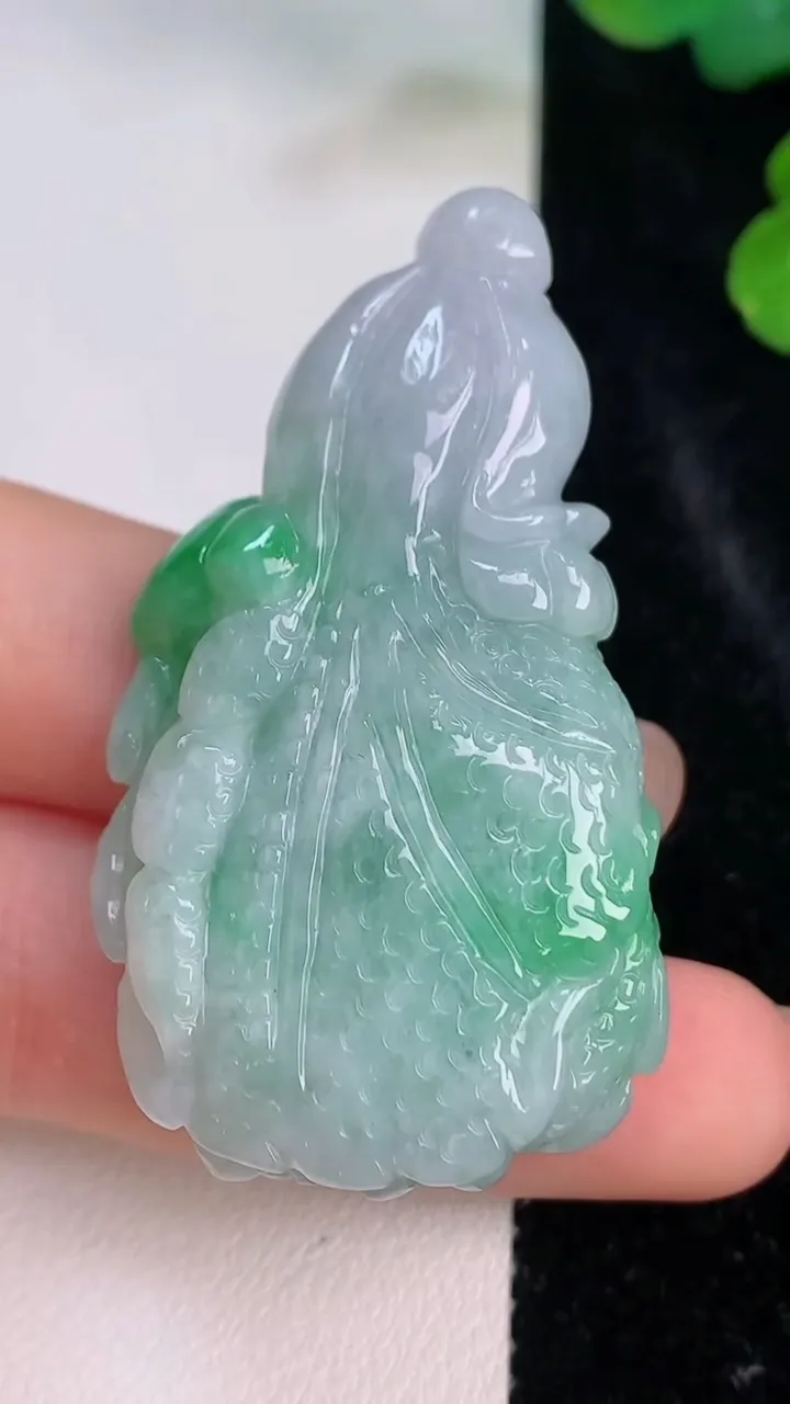 天然A货翡翠白菜吊坠，尺寸50-27.6-13.5，重量:29.64g
7月27日