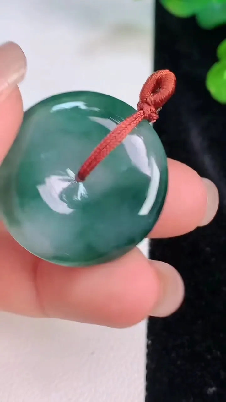 天然A货翡翠冰种飘花平安扣吊坠，尺寸27-5.6，重量:8.66g
7月27日