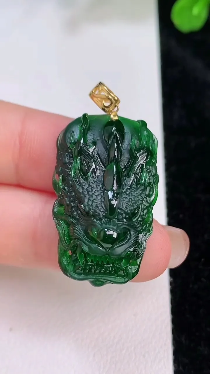 天然A货翡翠龙牌吊坠，尺寸28.7-15.2-8.3，重量:7.35g
7月27日