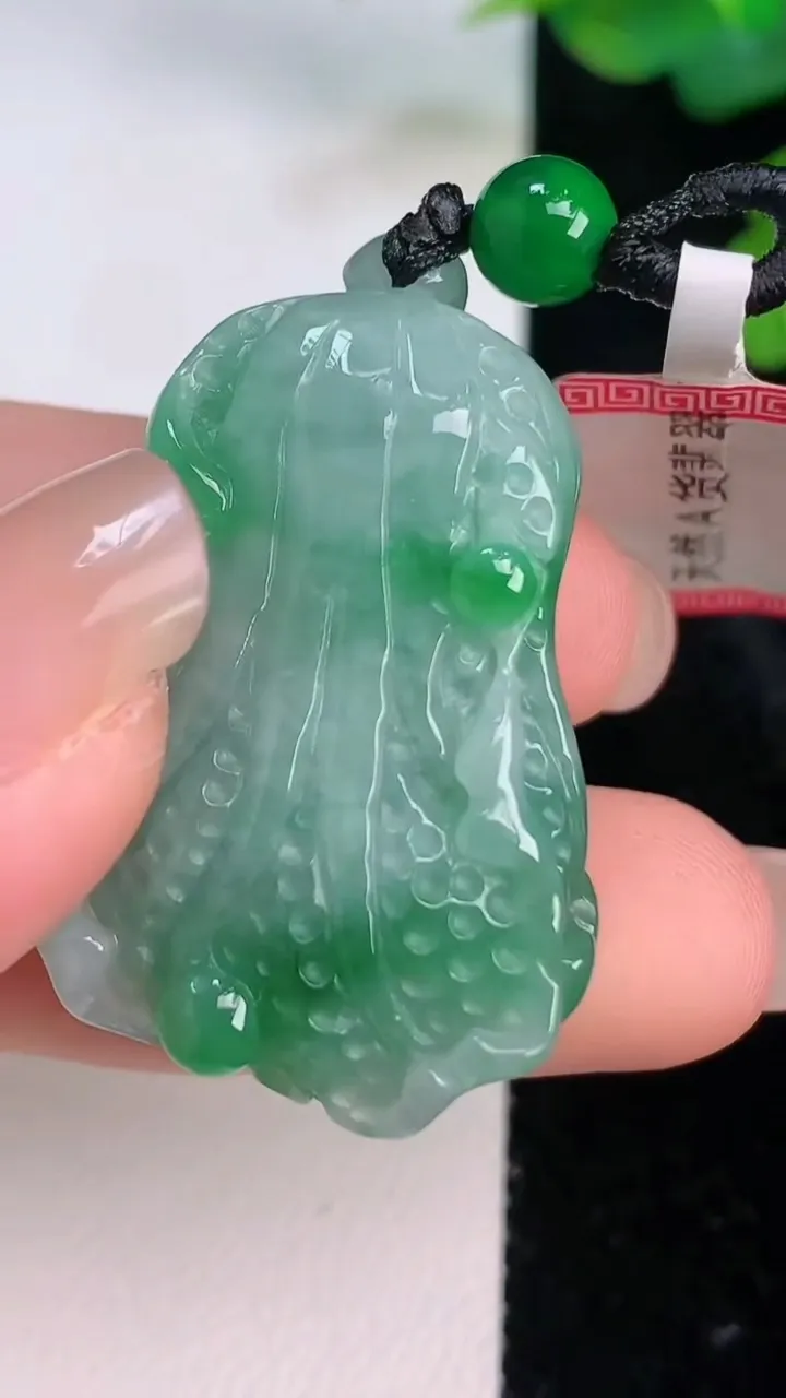 天然A货翡翠白菜吊坠，尺寸38.3-25-12.4，重量:22.71g
7月27日