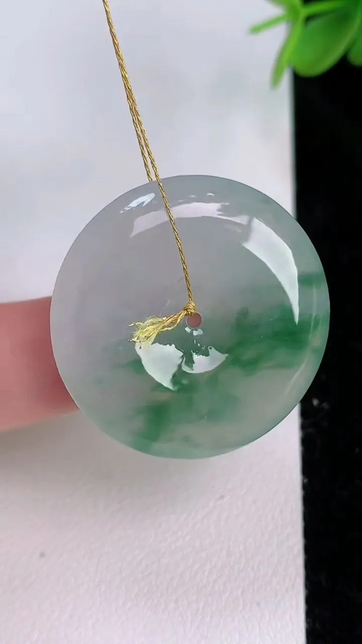 天然A货翡翠冰种飘花平安扣吊坠，尺寸30.3-5.5，重量:11.06g
7月27日