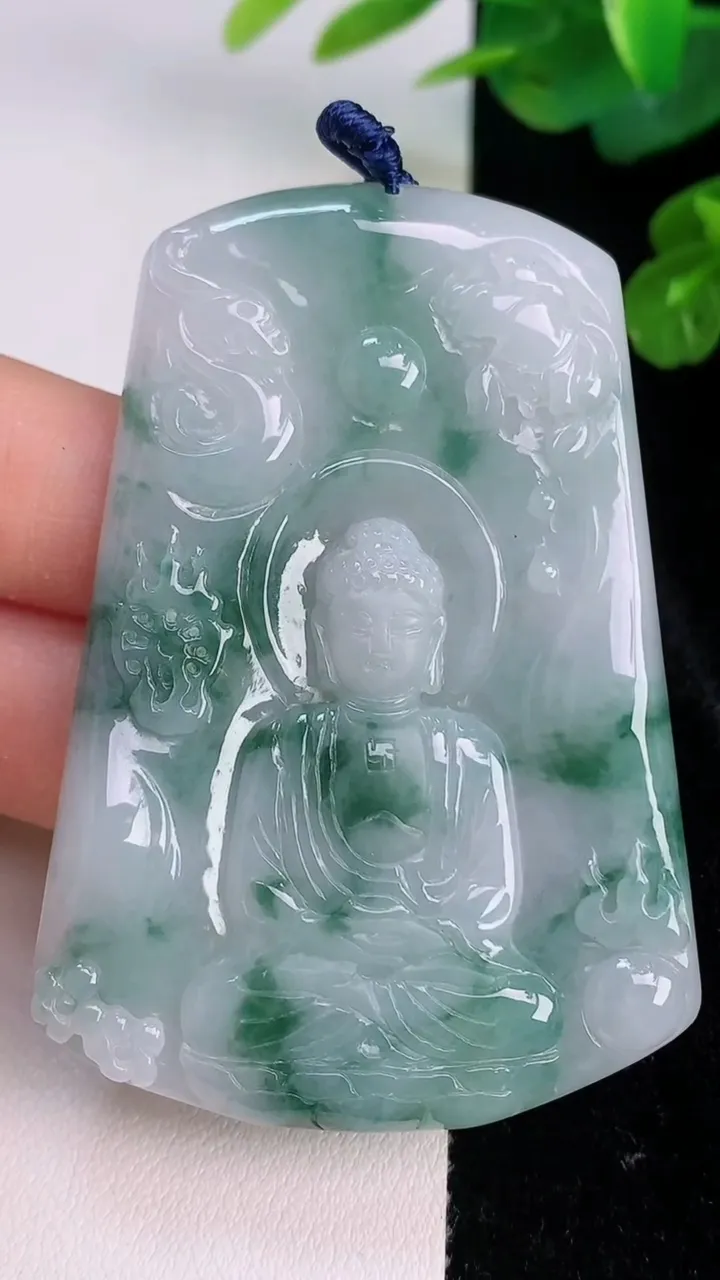 天然A货翡翠飘花大日如来吊坠，尺寸62.3-43-5，重量:29.92g
7月27日