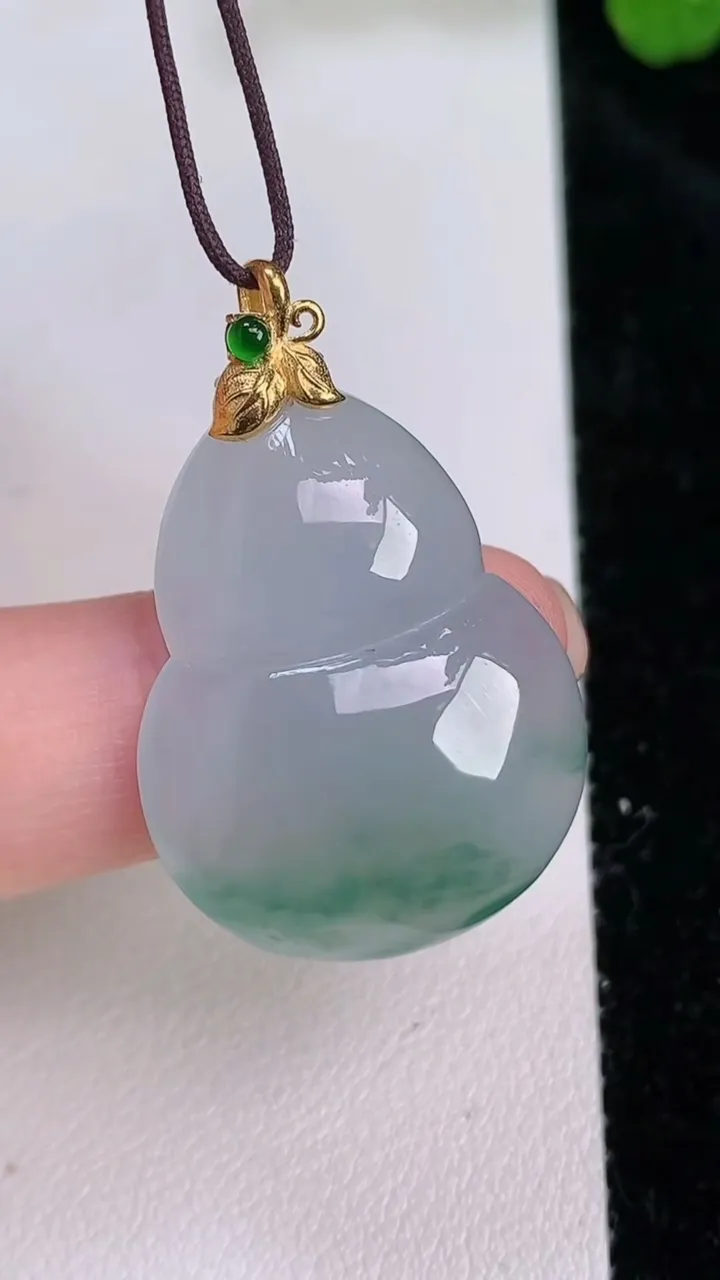 天然A货翡翠18k金飘花葫芦吊坠，尺寸26.8-21.8-6.3，重量:6.83g
7月27日