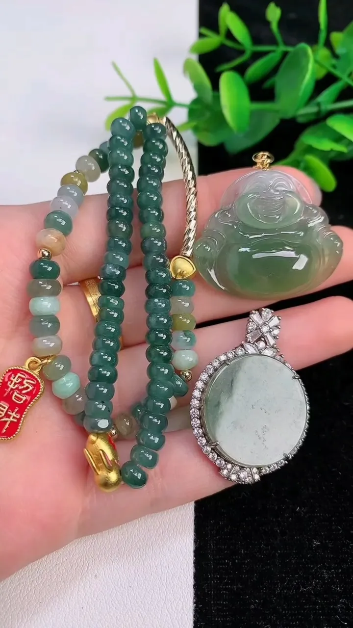 天然A货翡翠佛公吊坠 手串一手，尺寸28.3-32.3-6.5，重:8.24g7月27日
工厂直销收藏佳品,种好水足，色泽均匀，有种有色，上手高大气！