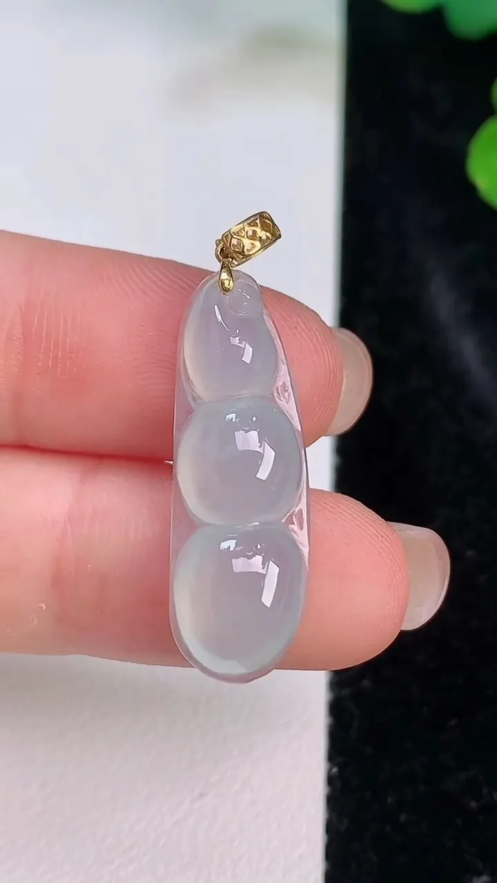 天然A货翡翠种白冰福豆吊坠，尺寸28.5-9.5-5，重量:12.35g
7月27日