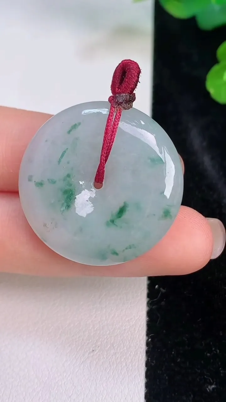 天然A货翡翠飘花平安扣吊坠，尺寸28.7-5.6，重量:9.86g
7月27日
