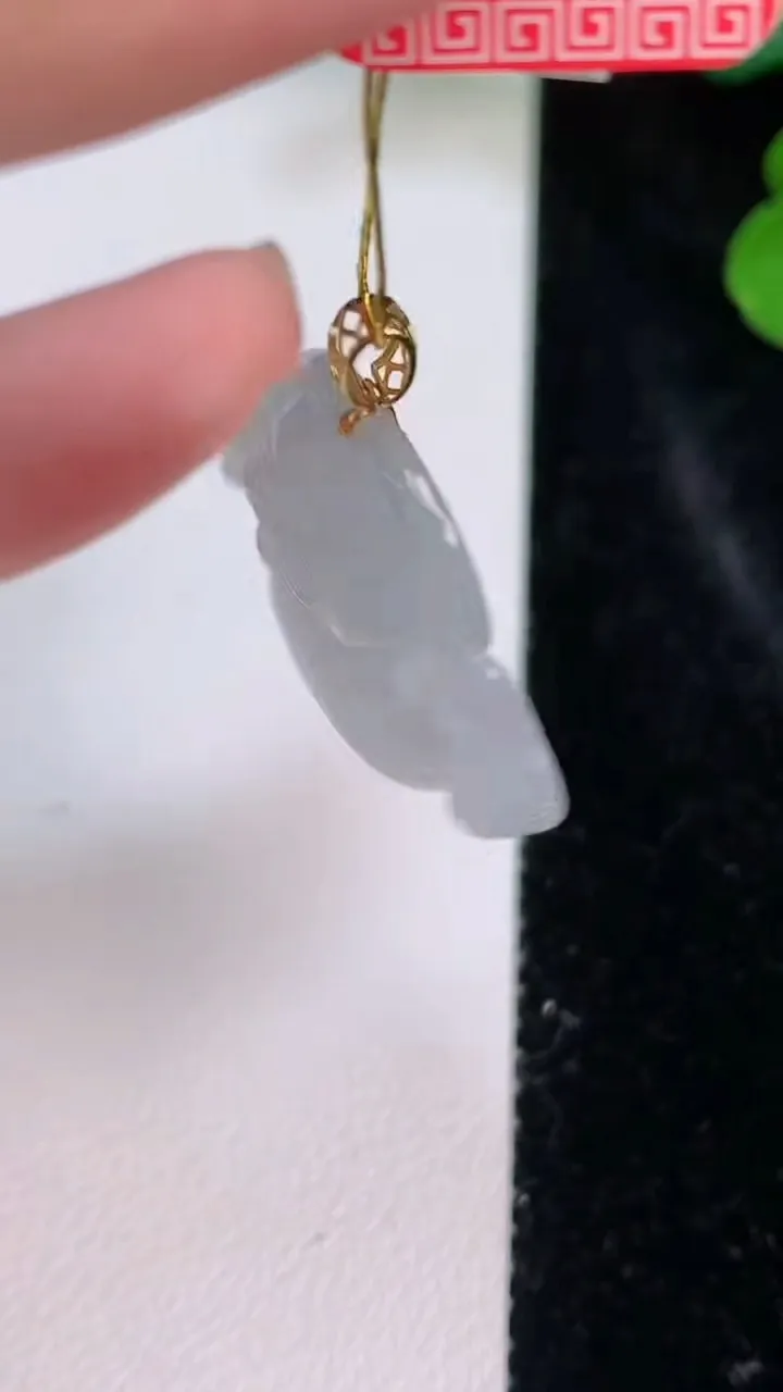 天然A货翡翠种白冰佛公吊坠，尺寸23.7-26-6.2，重量:5.75g
7月27日