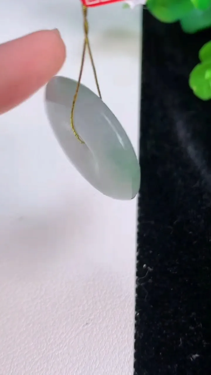 天然A货翡翠冰种飘花平安扣吊坠，尺寸26-5.8，重量:8.38g
7月27日