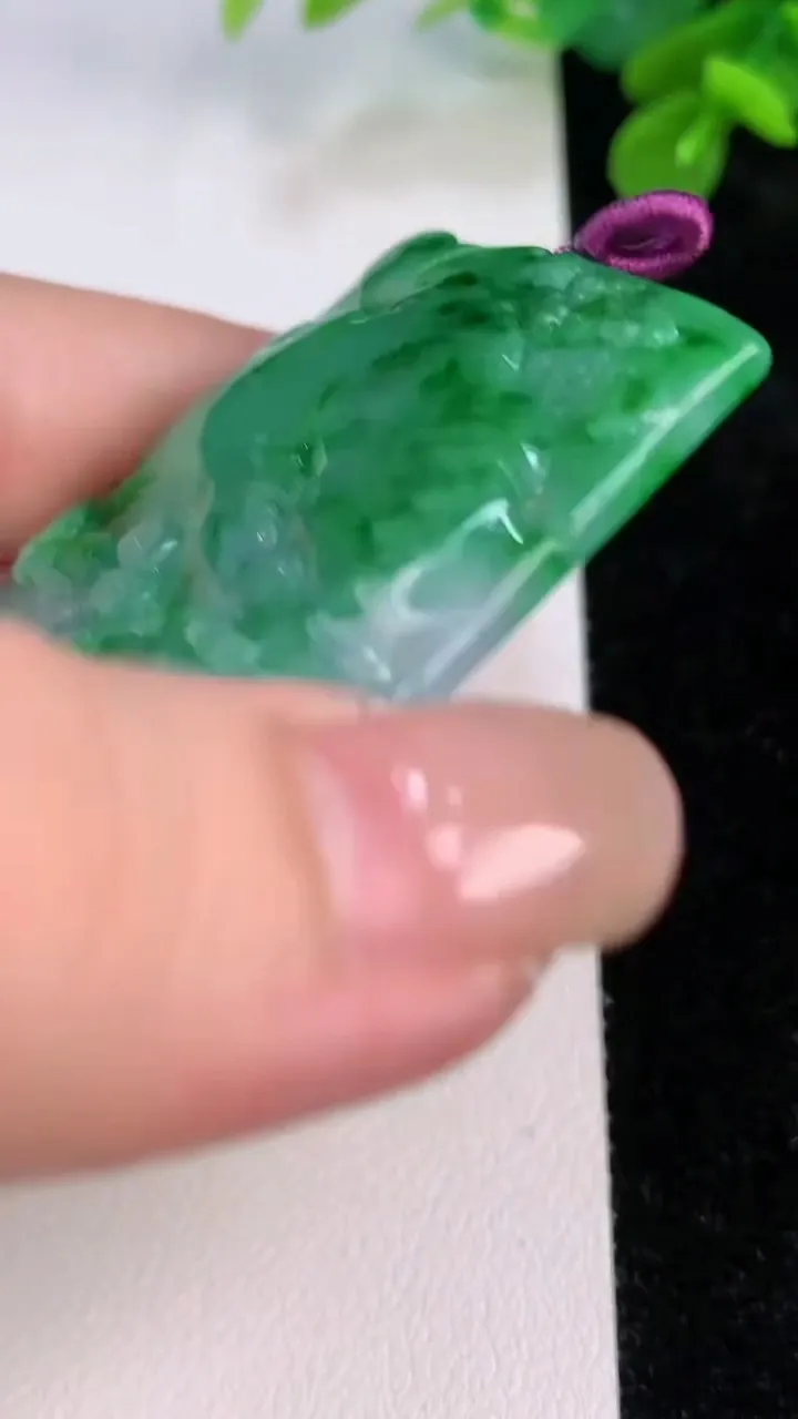 天然A货翡翠山水牌吊坠，尺寸68-41.4-5.5，重量:37.06g
7月27日
