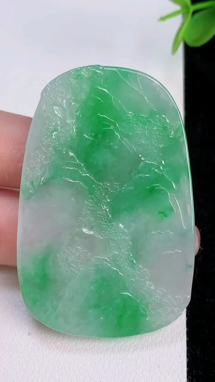 天然A货翡翠山水牌吊坠，尺寸54.6-35.2-5.5，重量:25.38g
7月27日