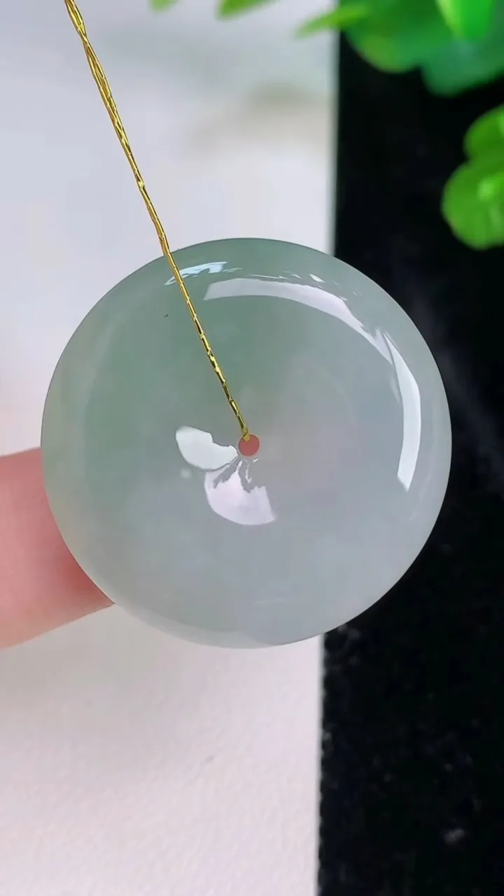 天然A货翡翠平安扣吊坠，尺寸29.2-6，重量:11.07g
7月27日
