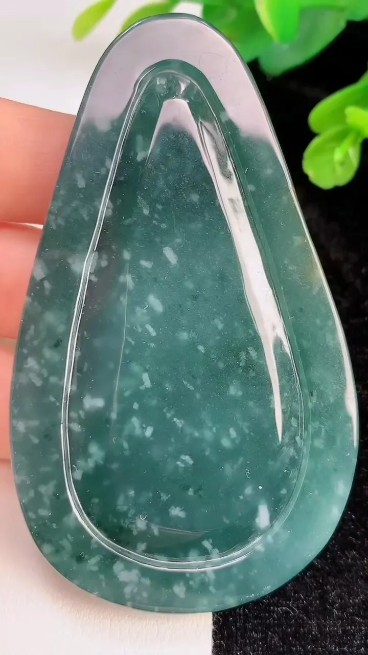 天然A货翡翠蓝水山水牌吊坠，尺寸80-46.8-8.6，重:69.16g
7月27日