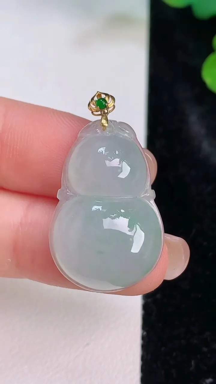 天然A货翡翠葫芦吊坠，尺寸27-18-6，重量:4.88g
7月27日