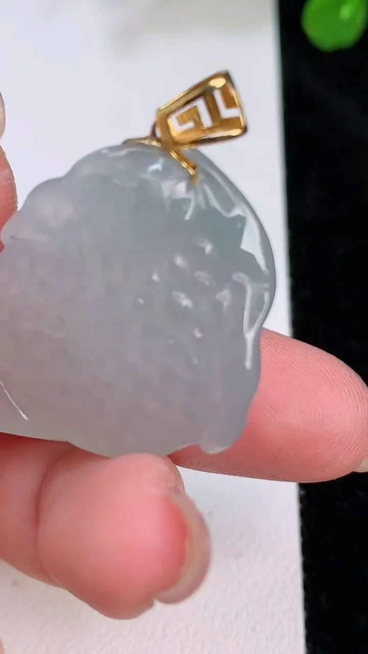 天然A货翡翠种 白冰金蟾吊坠，尺寸26.3-29.2-12.8，重量:15.35g
7月27日