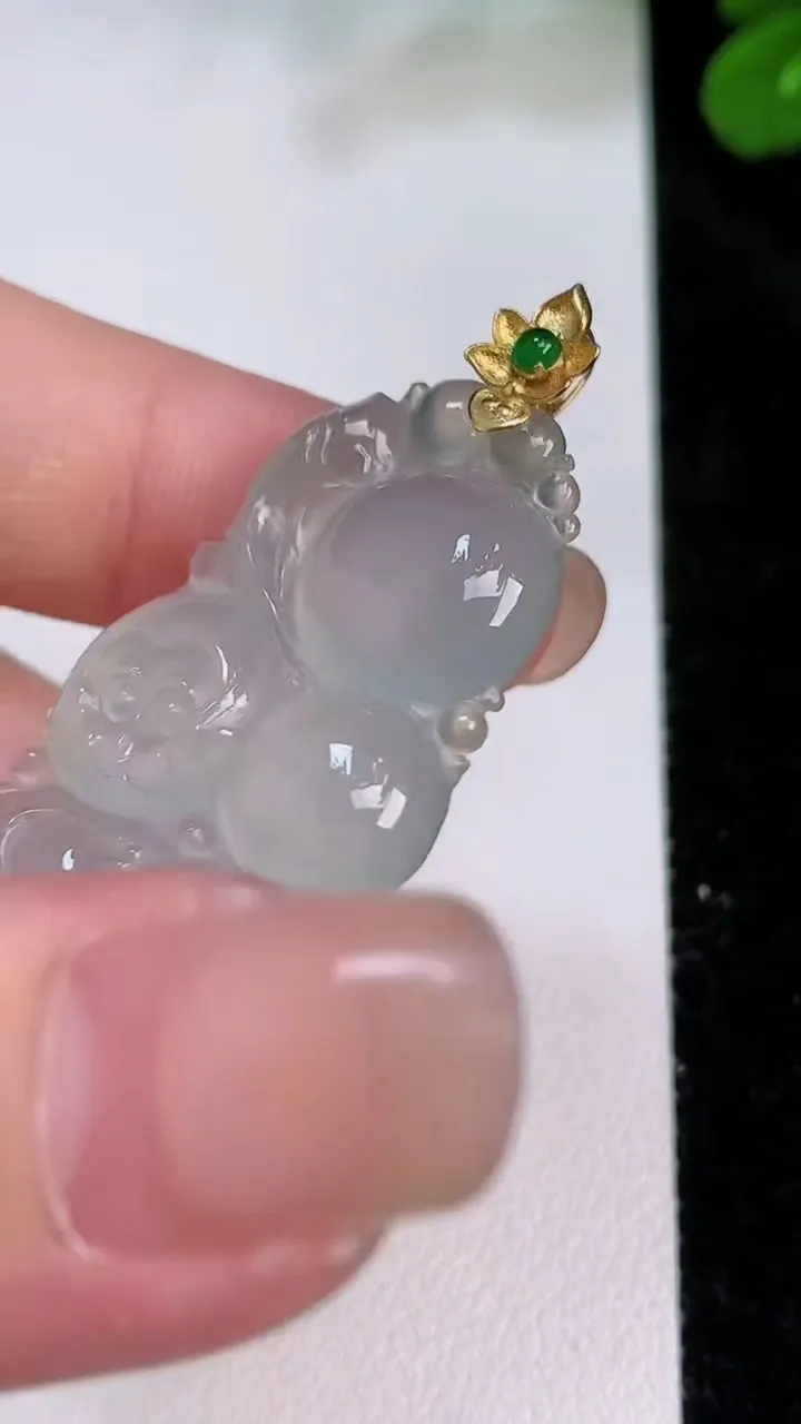 天然A货翡翠种灵猴献瑞 生肖猴吊坠，尺寸40.7-22-5.6，重量:8.90g
7月27日