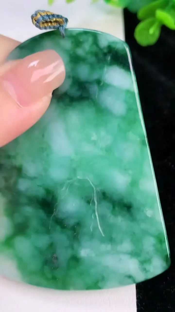 天然A货翡翠山水牌吊坠，尺寸71-46.6-5.2，重量:37.89g
7月27日