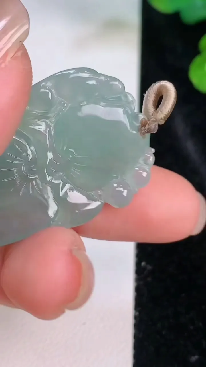天然A货翡翠冰种飘花福瓜吊坠，尺寸41.7-23.5-5.6，重量:8.35g
7月27日