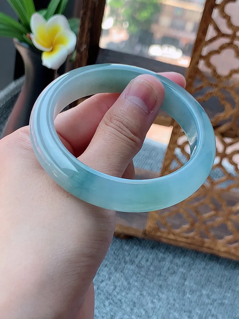 天然A货翡翠飘花正装正圈手镯55-56圈口尺寸55×12.6×8.5mm 重量60.88g 0726