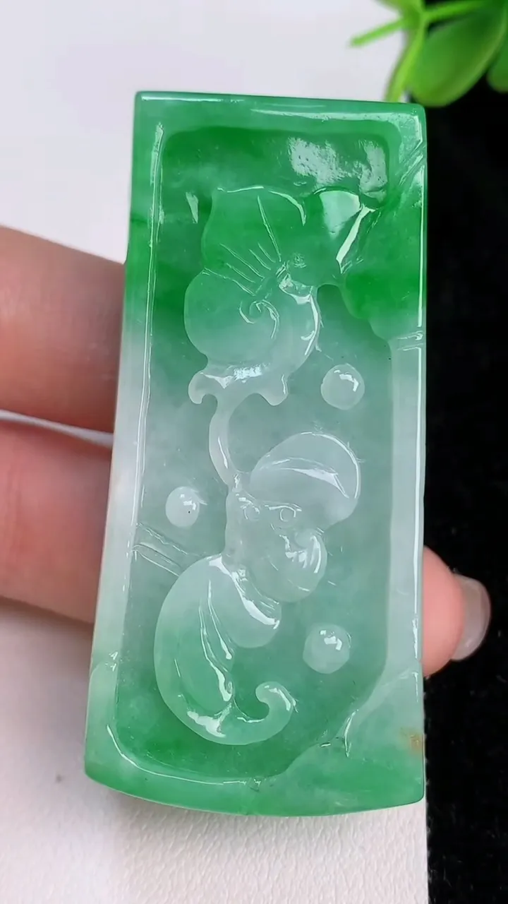 天然A货翡翠呱呱来财 和和美美吊坠，尺寸57.3-26.6-16.3，重量:52.27g
7月27日