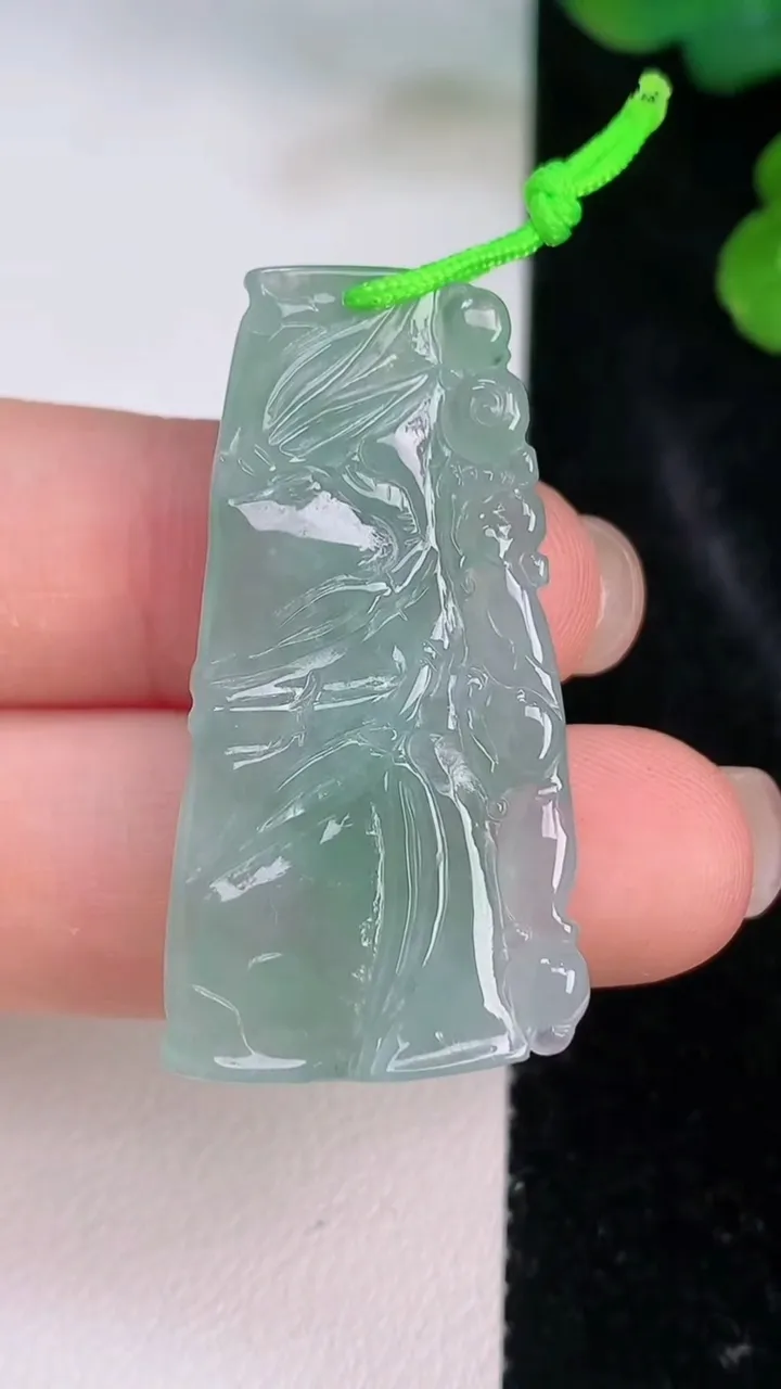 天然A货翡翠节节高升 竹节吊坠，尺寸38-18.8-4.8，重量:6.59g
7月27日