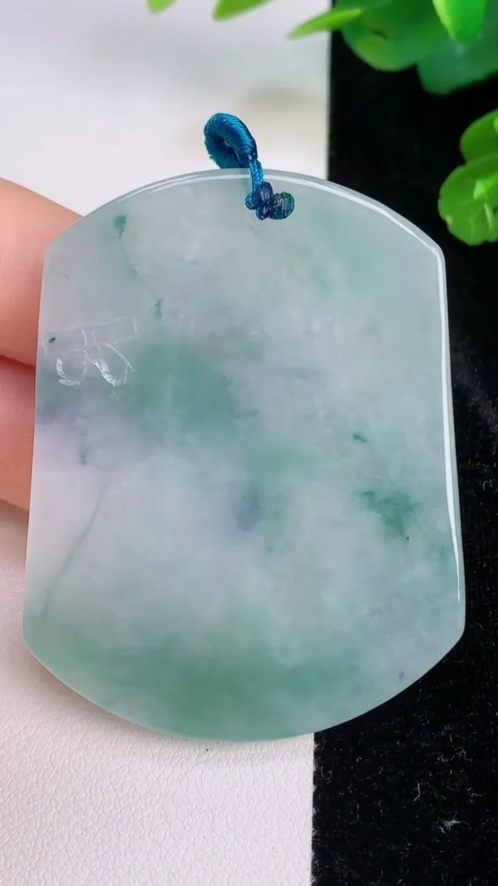 天然A货翡翠飘花虚空藏菩萨吊坠，尺寸55.5-43.2-5.7，重量:31.44g
7月27日