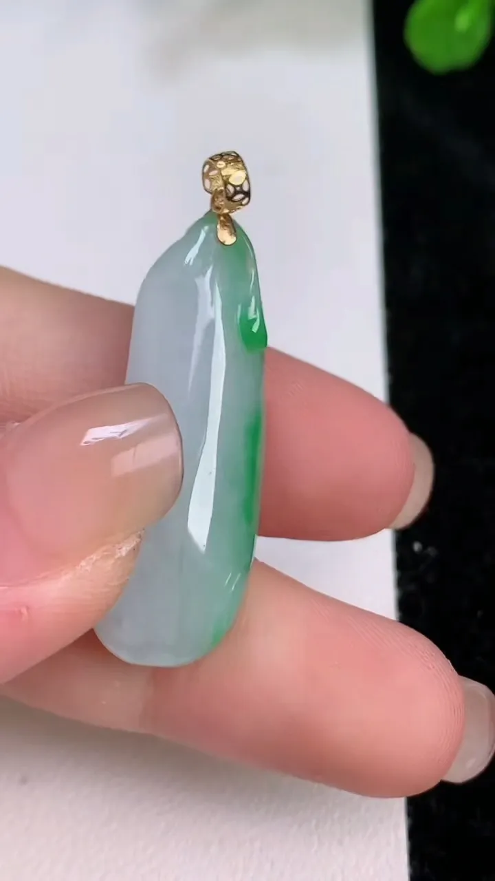 天然A货翡翠福瓜吊坠，尺寸31-12.3-10.3，重量:7.47g
7月27日